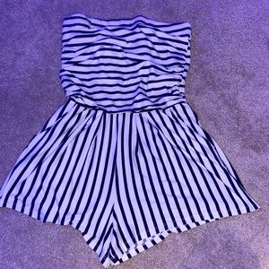 Stripped, no shoulder jumper. Very comfortable material.